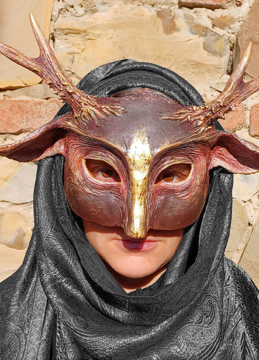 Handmade Fauno Stone Poet Mask – Resin mask with earthy brown tones and gold details, perfect for LARP and cosplay.