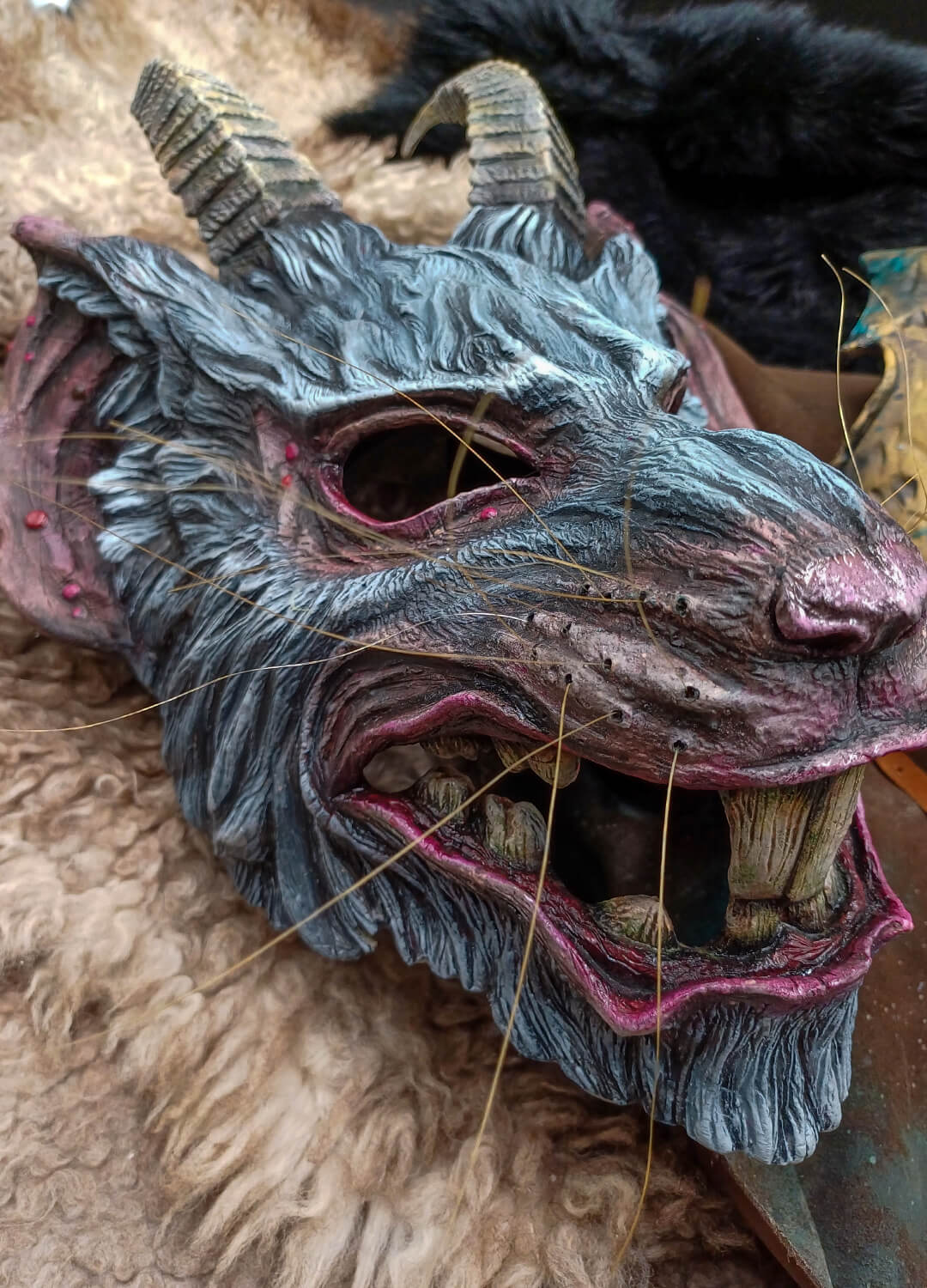 Warhammer horned rat mask, display stand, unique shape and details