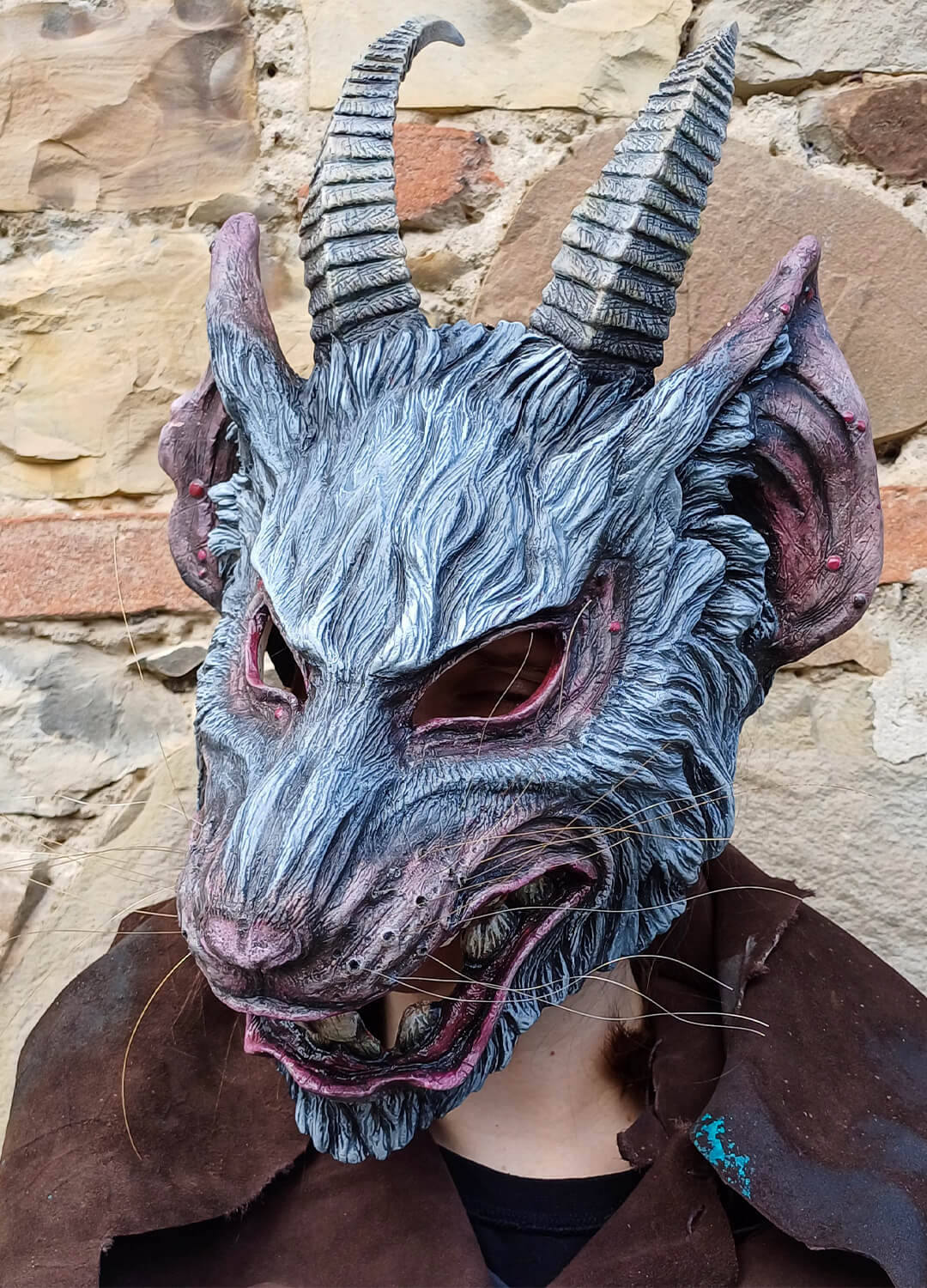 Rat mask, horn and hand-painted details, Warhammer craftsmanship