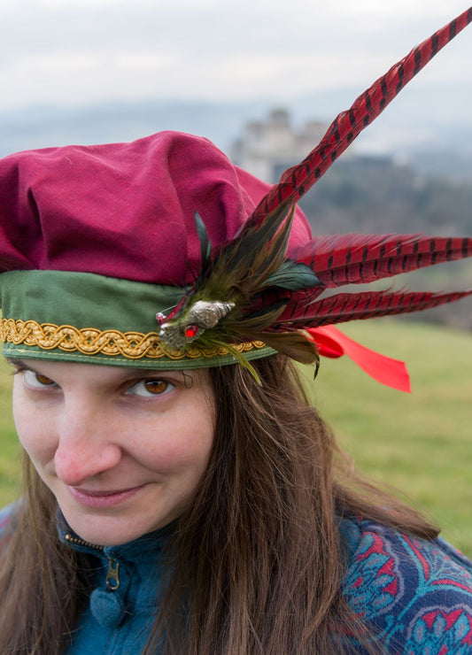 Red Renaissance Floppy Hat – Handmade red Renaissance-style hat with an adjustable ribbon and a decorative feather brooch, perfect for LARP and cosplay.
