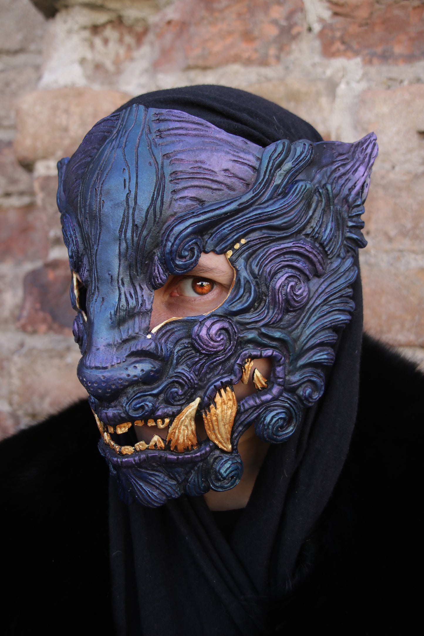 Oni mask with gold fangs, Japanese demon-inspired design and Cyberpunk 2077 Tyger Claws influences, gold fangs on a detailed background, resin craftsmanship, suitable for masquerades and Halloween.