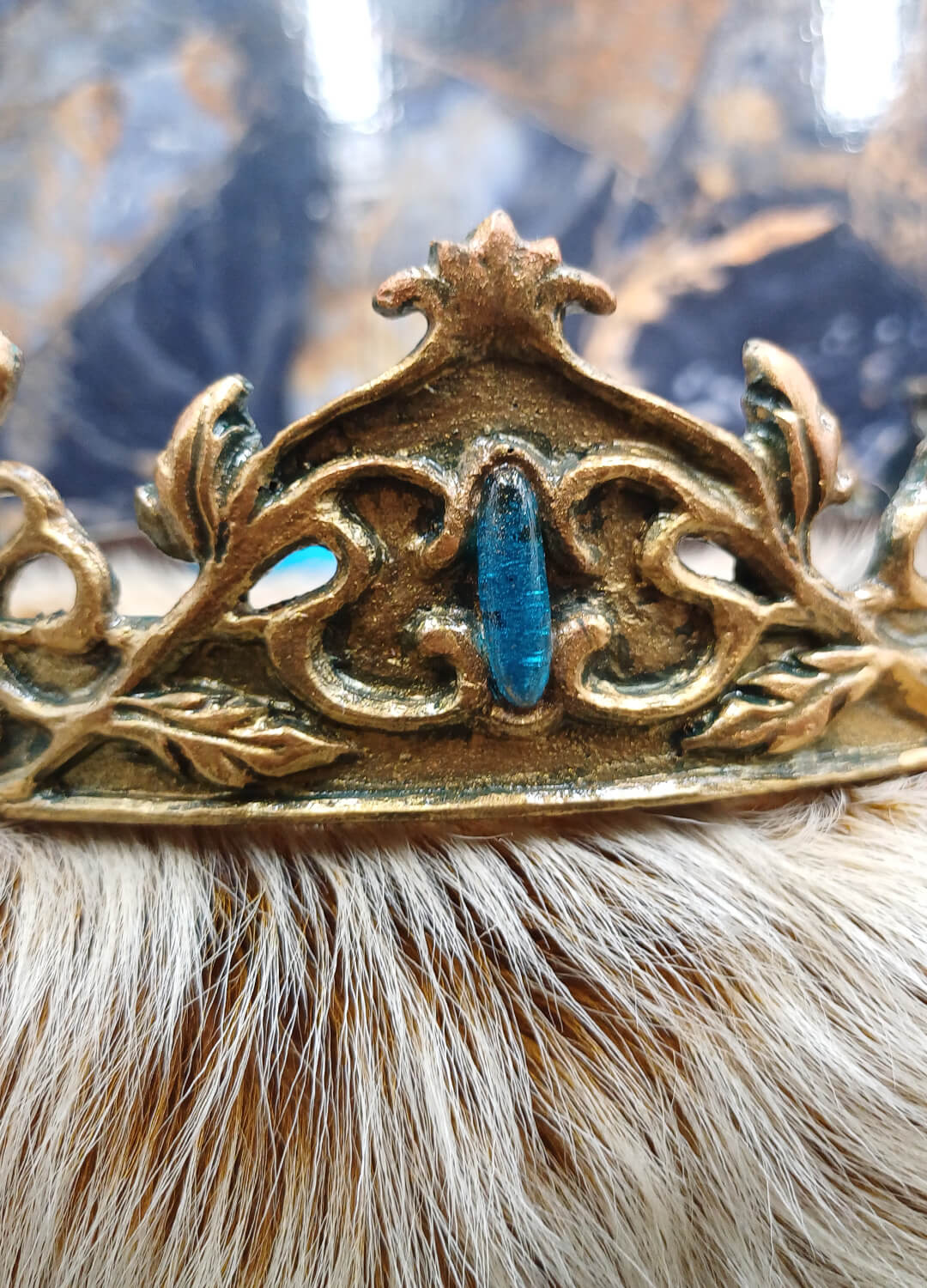 Silver and Gold Elven Crown for Fantasy Costumes – Intricately designed crown with gemstone details, ideal for themed weddings, cosplay, and medieval events.
