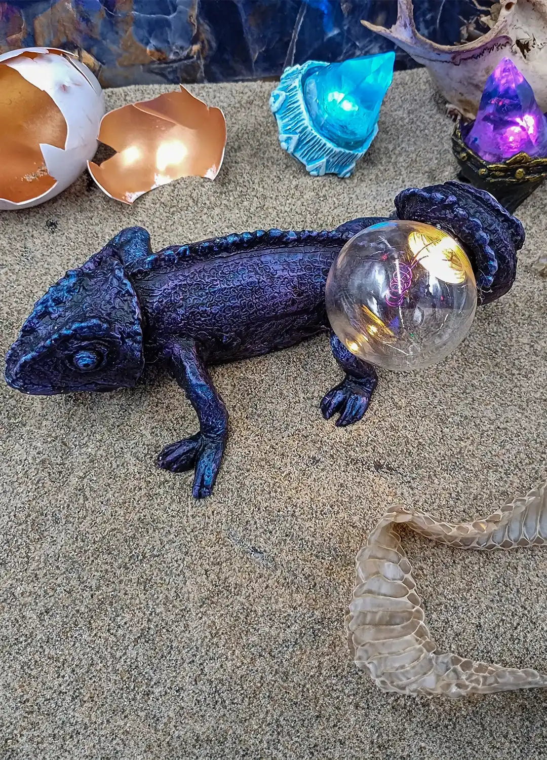 Wireless resin chameleon lamp with detailed skin texture and curled tail design