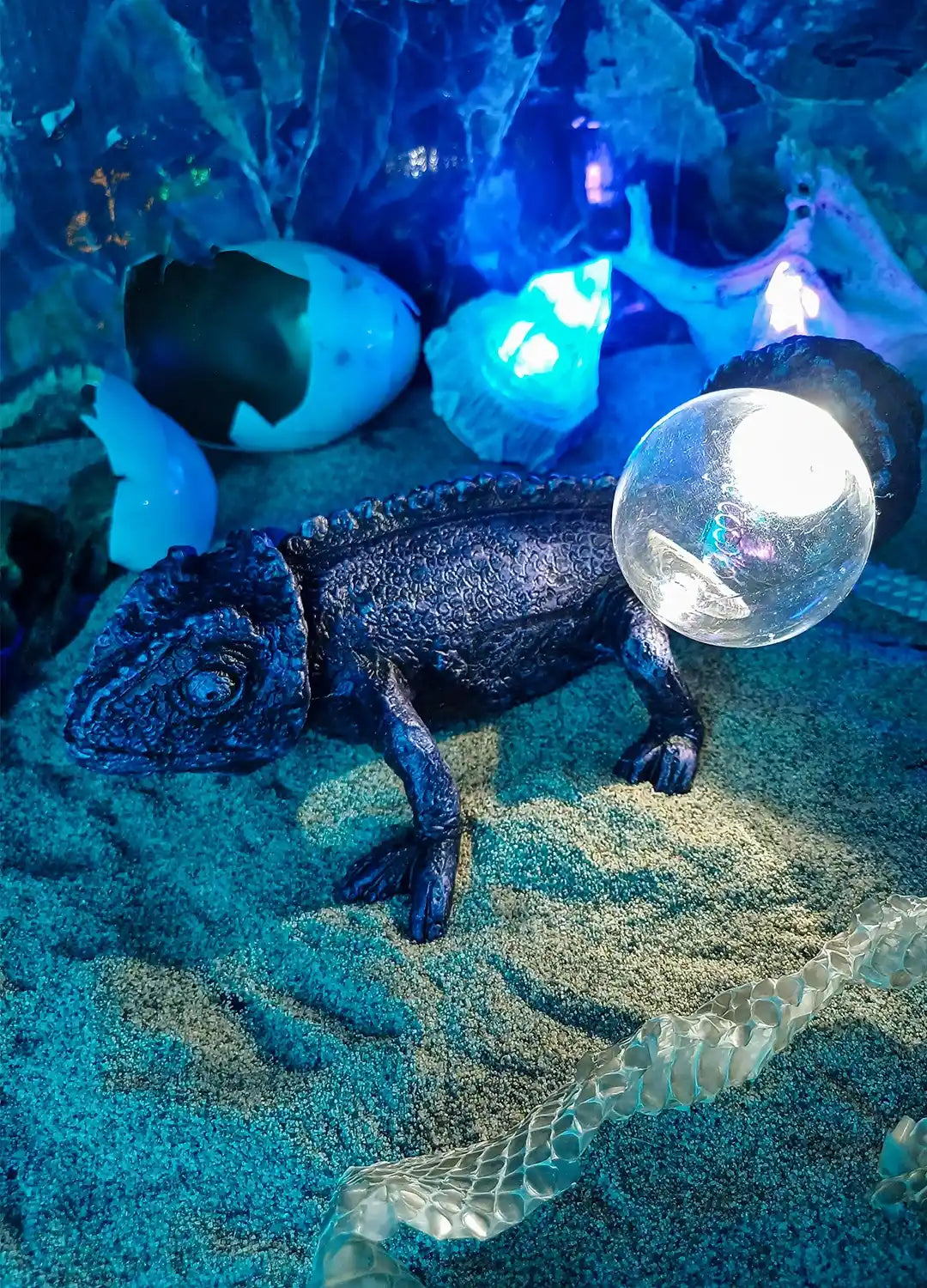 Customizable LED resin chameleon lamp for bedside, desk, or table accent lighting