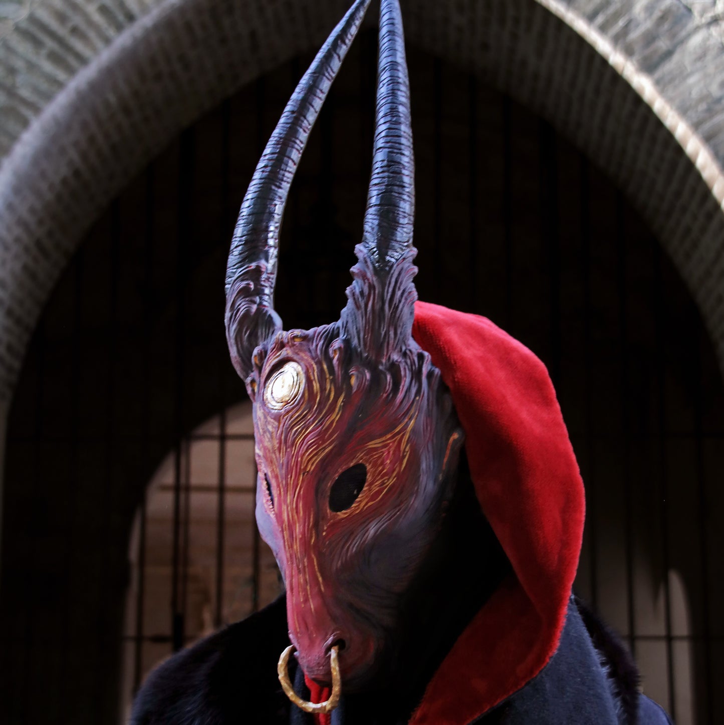 Handcrafted resin horned mask, inspired by the Minotaur and Sardinian Boes traditions, featuring long horns and detailed finish, ideal for cosplay, LARP, and ritualistic events.