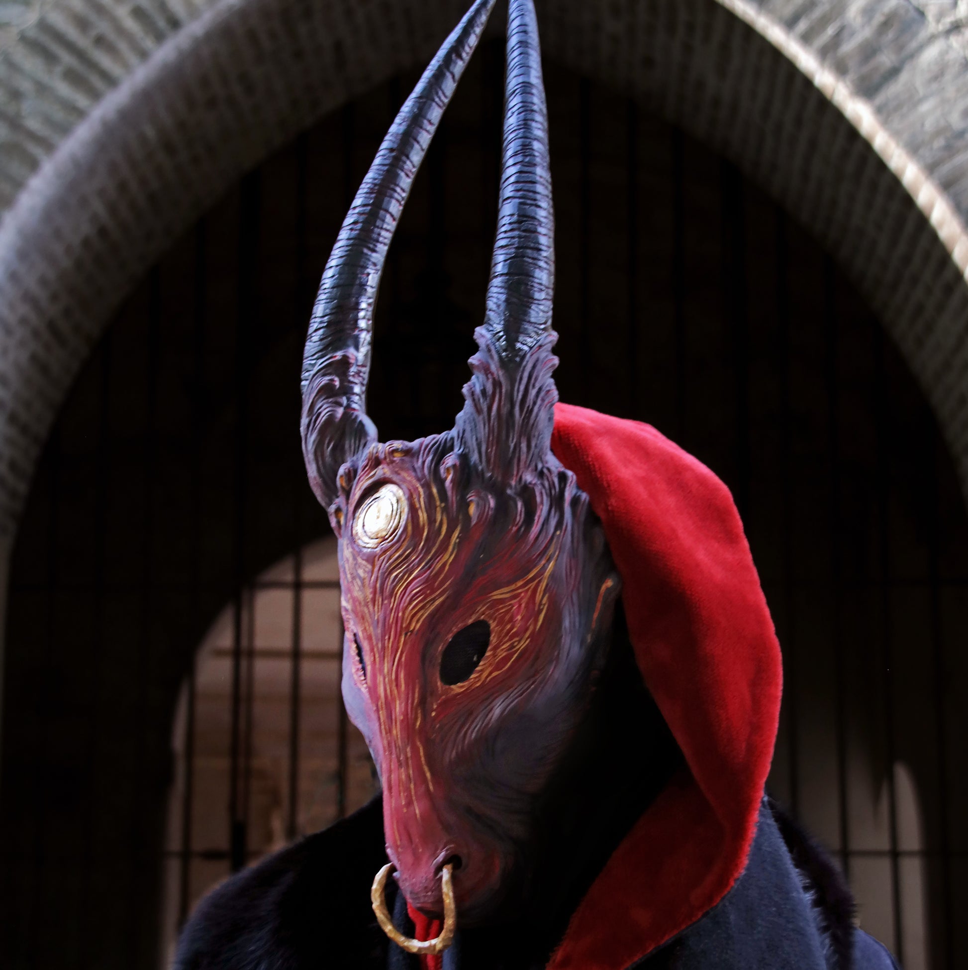 Handcrafted resin horned mask, inspired by the Minotaur and Sardinian Boes traditions, featuring long horns and detailed finish, ideal for cosplay, LARP, and ritualistic events.