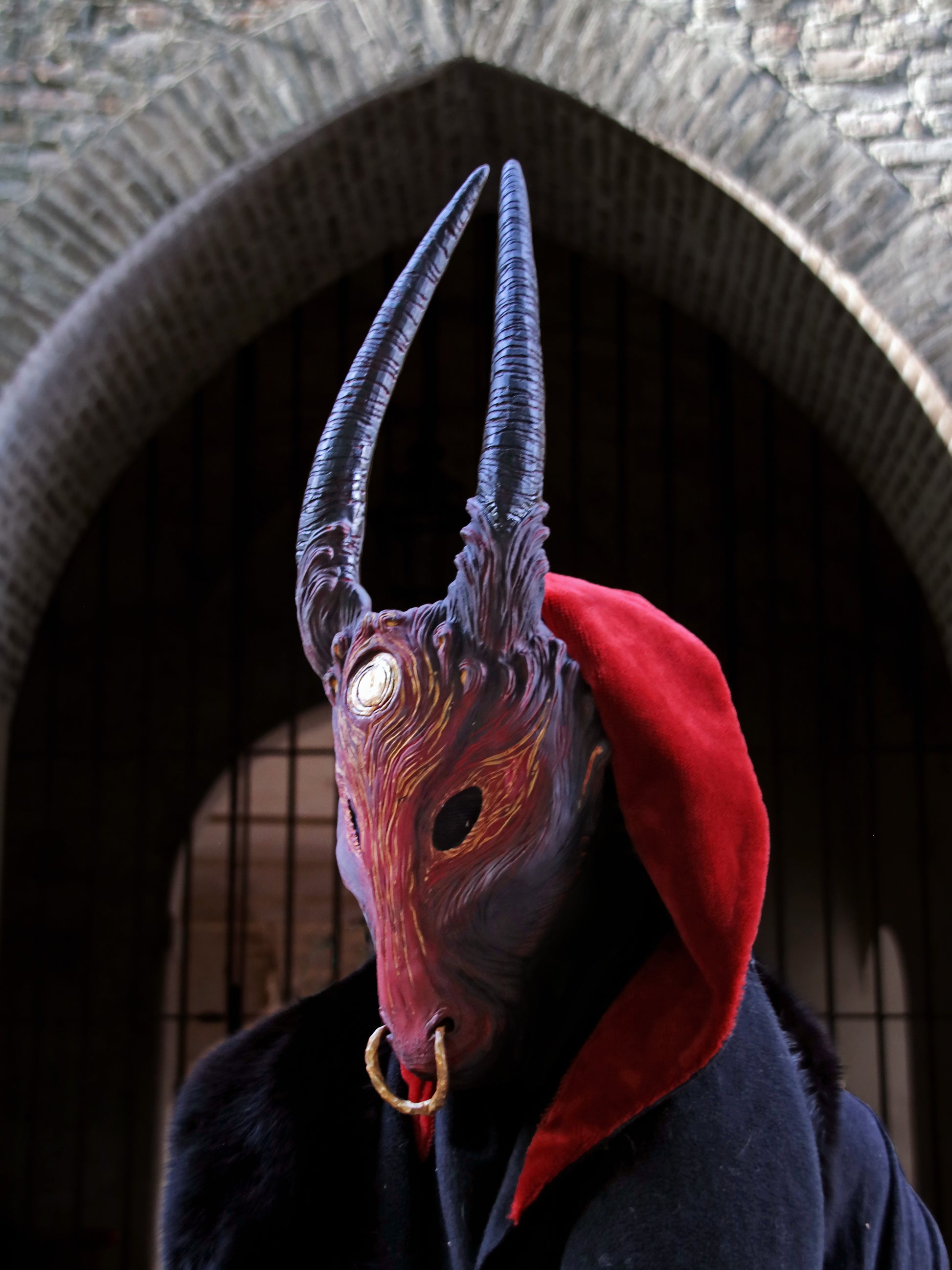 Horned mask for cosplay and LARP, mythological design inspired by the Minotaur and Sardinian Boes, handcrafted from durable resin, comfortable to wear with interior padding.