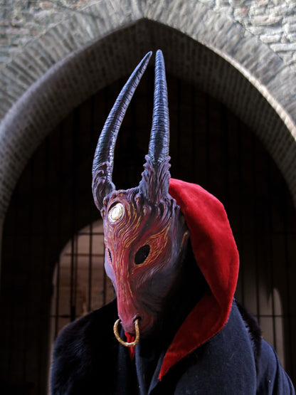 Horned mask for cosplay and LARP, mythological design inspired by the Minotaur and Sardinian Boes, handcrafted from durable resin, comfortable to wear with interior padding.