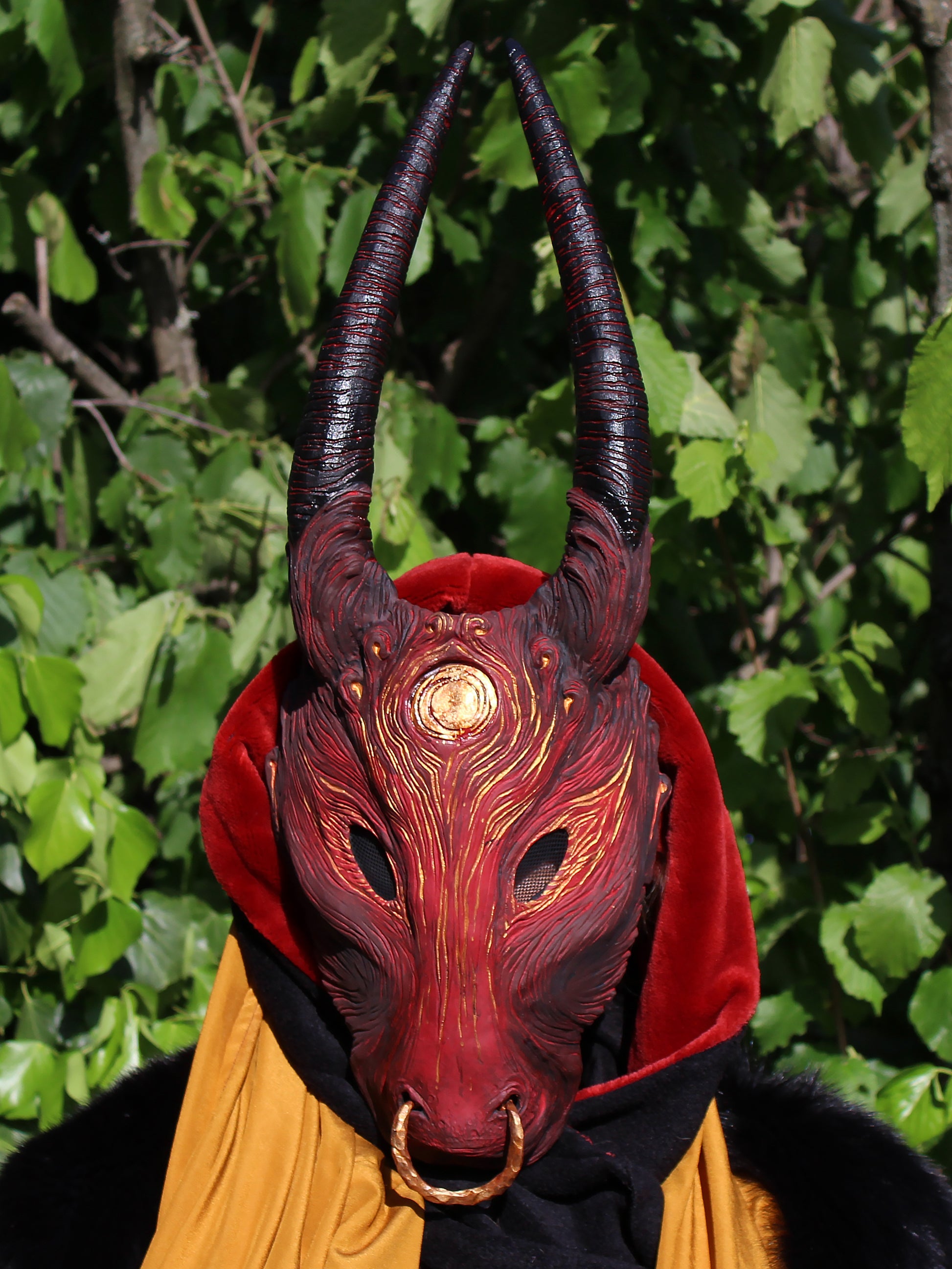 Resin horned mask, handcrafted, detailed finish, water-resistant, suitable for cosplay, LARP, rituals, and collecting.