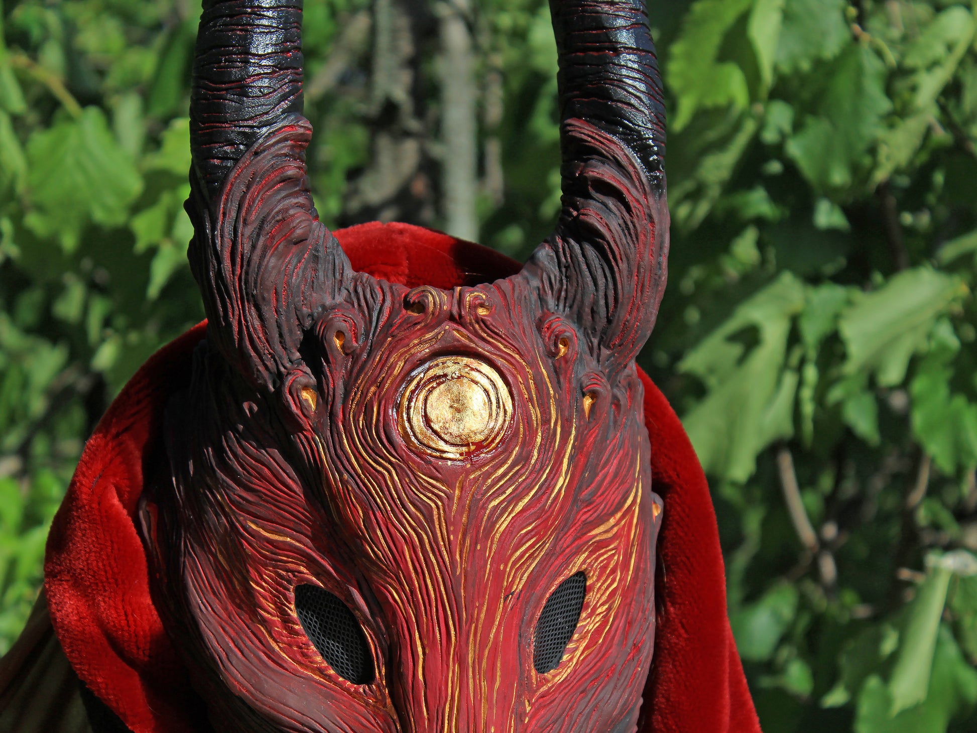 Horned mask, inspired by the Minotaur from Greek mythology and Boes from Sardinian tradition, imposing design, handcrafted from resin, perfect for mythological-themed events and cosplay.